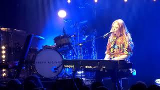 Freya Ridings - Face In The Crowd