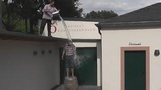 witzig!! Günther Jauch accept  Ice Bucket Challenge von Manuel Neuer