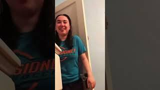 An interesting dual-screen video. Welcome to follow and like!#Pranks everyday#youtubeshorts#wenzi