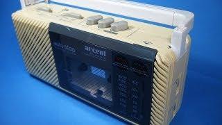 Zusammenbau eines alten Transistorradios nach der Reparatur (accent H-900)