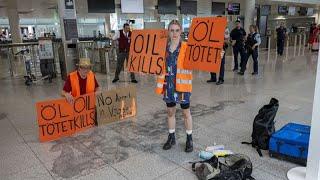 Germania, attivisti per il clima si incollano alle piste: 4 aeroporti bloccati da Ultima Generazione