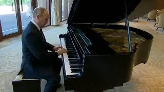 Putin Plays ching Cheng hanji piano