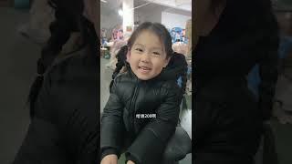 果然爸爸就是小妮子回家路上最大的絆腳石！