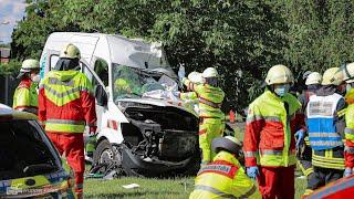 Feuerwehr Köln rettet stark eingeklemmten Fahrer aus massiv beschädigtem Transporter | 19.06.2020