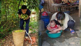 Single father _ picks bitter melon to sell, the woman stays at home to bathe and feed the baby