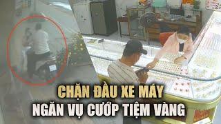 Khoảnh khắc nhân viên tiệm vàng chặn đầu xe máy ngăn vụ cướp