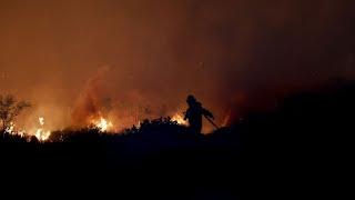 South Africa: Fire fighters in battle of blaze on slopes of mountain near Cape Town