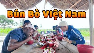 Anh Em Châu Phi Vô Cùng Ấn Tượng Với Món Ăn Quốc Hồn Quốc Tuý Việt Nam???