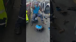 Radbolzen raus klopfen #kfz #lkw #truck #viralvideo #shorts #opiosi