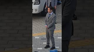 밝은 슈트 입고 #이재명 기다리는  #수행실장  #김용만 의원 #김구선생증손자 #지금은이재명 #진짜대한민국