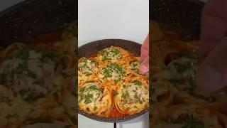 Макаронные гнëзда с фаршем на сковороде