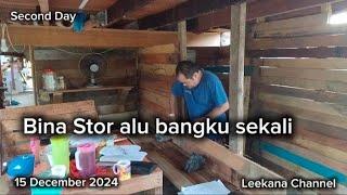 Hari kedua bina Stor dan bangku sekali / 80 % hampir Siap