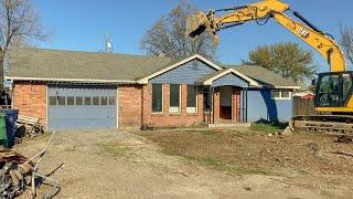 Epic House Demolition: Witness the Power of a Caterpillar 323 Excavator!