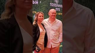 Виталий Хаев со спутницей на премьере фильма "Тополиный пух", фрагмент фильма (июль 2024г.)