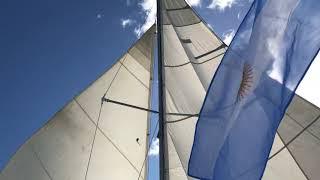 navegando a vela viento en popa en un hartley ts 18