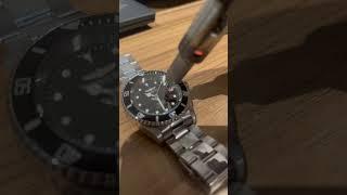 How to remove a watch cyclops