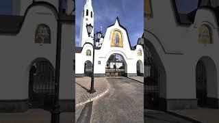 Церковь Петра Апостола в Парке Строителей в Санкт-Петербурге.