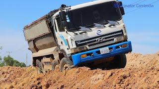 Mini bulldozer pull hyundai dump truck stuck