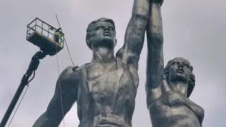 Прохожие сняли как моют огромный монумент "Рабочий и колхозница"