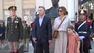 El presidente Mauricio Macri saludó a los Granaderos