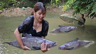 The girl went to the stream to catch crabs and saw a big fish that she caught and sold.