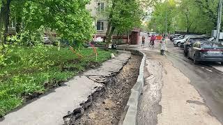 Робот-доставщик Яндекса застрял на раздолбанном тротуаре.