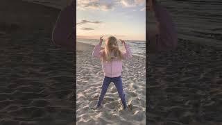 Tell Ur Girlfriend #klaraswelt #klara #dance #tanzen #strand #wasser #tiktok #shorts