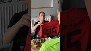 Ein Geschenk vom FC BAYERN???  #glückspilz #leonie #thomasmüller #fcbayern #shorts