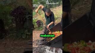 Pria ini memasak dengan cara yang aneh 