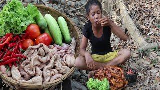 Yummy food: Pig intestine Spices tasty Cooking Vs Peppers sauce - Survival skills Anywhere Ep 104