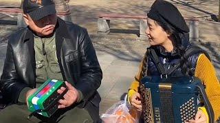 Accordion手风琴女孩假装小白公园盘大爷，一首《小路》换走大爷手风琴，没想到大爷心脏病犯了！【李楚然手风琴】