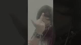 Me estoy regresando a los 2000’s. Me vuelvo más emo  cada día  ya estoy haciendo nuevos videos