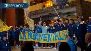 Jugadores del América RECIBEN SERENATA de parte de la AFICIÓN AZULCREMA en Puebla, previo a la FINAL