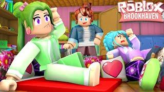 CALAMAR SE VISTE DE CHICA PARA ENTRAR A MI PIJAMADA SECRETA *MUY TURBIO* BROOKHAVEN ROBLOX