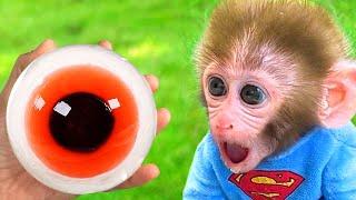 Baby Monkey BonBon أكل حلوى العين والسباحة مع البالون في حوض السباحة - BonBon Arabic