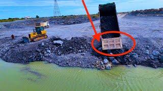 EP25!New project !Expertly move dirt from a 25ton dump truck into the water using a bulldozer