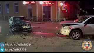 БМВ таранит Тойоту в Черняховске