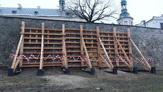 Sypie się mur dawnego Pałacu Biskupów Krakowskich w Kielcach 23.01.2023