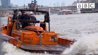 Unlikely hero saves man from River Thames | Saving Lives at Sea - BBC