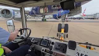 Boeing 777-200 push back