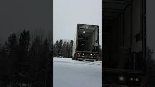 Reversing road train onto loading dock / hct yhdistelmä peruutus laituriin