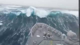 Военный корабль плывет сквозь шторм / ship storm