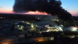 Riesige Rauchsäule zieht über Hannover: Großbrand in Industriegebiet- Lagerhalle in Vollbrand