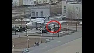 Вести Ямал. В Новом Уренгое мужчина и ребенок сорвались с военной техники - Вести 24