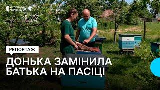 Замінила батька, поки він воює: як жителька Чернігівщини доглядає пасіку з понад сотнею бджолосімей