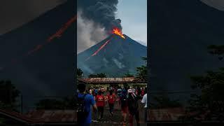 Ultimi Istanti: Il Vulcano Erutta nella Notte, la Gente Fugge