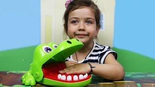 Играем вместе с Эмилюшей в Стоматолога: Лечим зубастому крокодилу Кроки зубки. Видео для детей