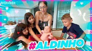 Bella e Sofia ajudando a Tia Dani a dar banho no bebê Aldinho