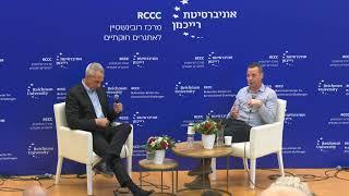 עמית סגל בשיחה עם ד"ר קלגסבלד בכנס ״דמוקרטיה תחת אש״ במרכז רובנשטיין לאתגרים חוקתיים, אוני׳ רייכמן