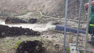 unexpected mud explosion out of pipe (high preassure). at the end